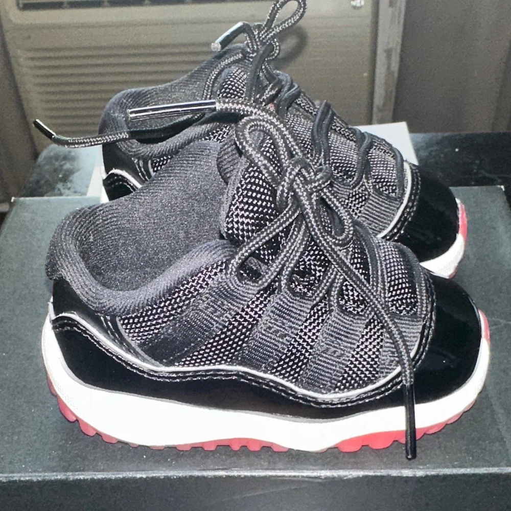 Jordan Toddler Black and Red Retro 11 Low Sneakers